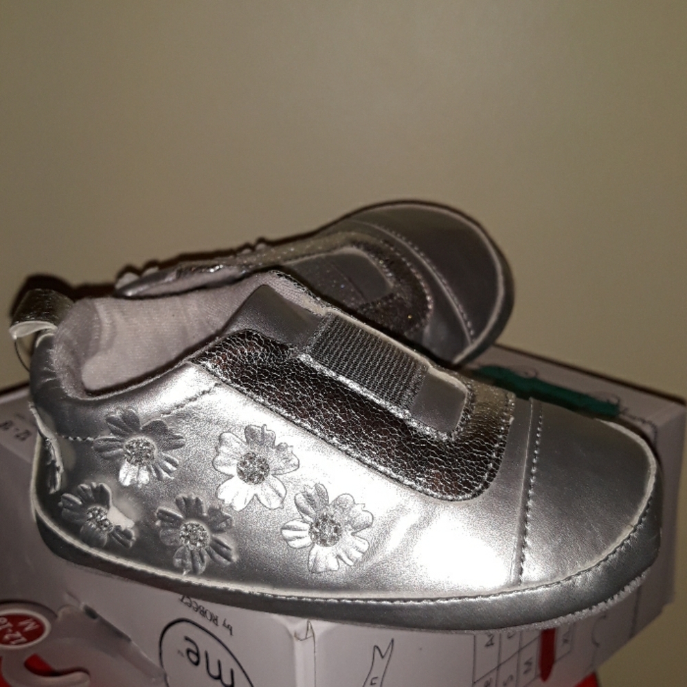 NEW ROBEEZ GIRLS SILVER WITH FLOWERS SHOE